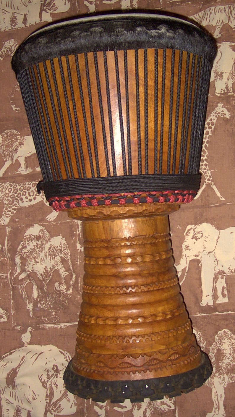 Djembé en bois de lenke provenant de Conakry en Guinée