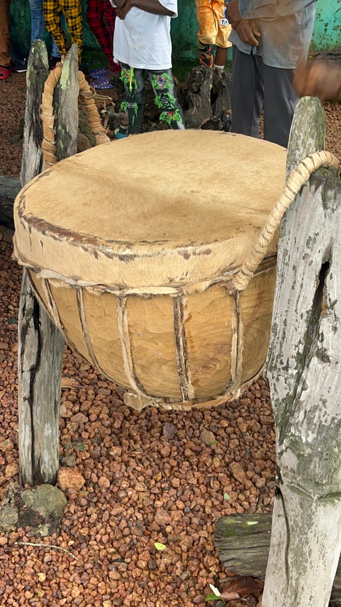 Tambour traditionnel utilisé pour annoncer les nouvelles dans un village de Guinée